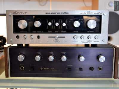 ...o l�amplificatore americano Marantz �model 1070� in alluminio risalente al 1972. Quest�ultimo � esposto accanto a un altro pezzo fabbricato nello stesso anno: il giapponese �Sansui AU-101� di color nero
